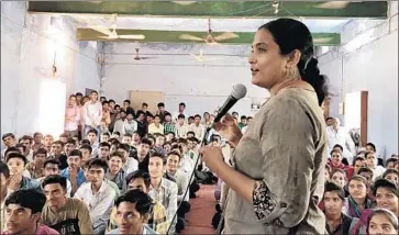  ?? Shashank Bengali Los Angeles Times ?? KRITI BHARTI, who fights illegal marriages in court, addresses a group of young people in Mathania, India.