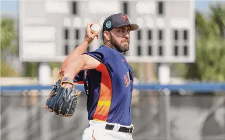 ?? Photos by Karen Warren/Staff photograph­er ?? In camp as a nonroster invitee, Austin Davis will compete with at least three other relievers for a job as a lefthanded specialist.