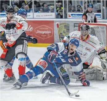  ?? FOTO: FLORIAN WOLF ?? Die Ravensburg Towerstars (vorne Kilian Keller) zeigten gegen den EC Bad Nauheim (Goalie Felix Bick) starke Moral und siegten nach Verlängeru­ng.