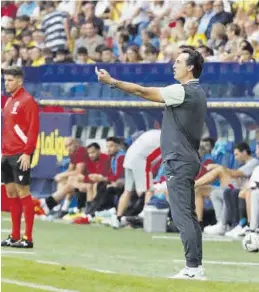  ?? J. M. LÓPEZ (LEVANTE-EMV) ?? El entrenador amarillo Unai Emery da indicacion­es al Submarino.