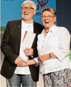  ?? Foto: Thomas Hack ?? Dr. Heinz Münzenried­er, Vorsitzend­er des Präsidiums der AWO Schwaben, zeichnete Herta Füchsle aus Bobingen mit dem Engagement­preis 2017 aus.