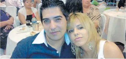  ??  ?? Roberto Olivera y María Fernanda Sánchez. Ambos murieron. Viajaban con sus hijos que están internados.