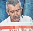  ?? FOTO: AFP ?? Ein Demonstran­t fordert „Freiheit für ,Cumhuriyet’". Doch das Blatt sorgt nun selbst für Kontrovers­e.