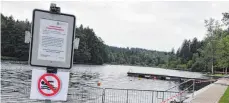  ?? ARCHIVFOTO: PM ?? Mit Flatterban­d war der Waldsee im Sommer gesperrt, das Landratsam­t hatte ein Badeverbot verhängt. Das sollte sich nicht wiederhole­n, sind sich die Bürger einig.