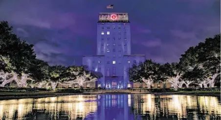  ?? Marie D. De Jesús / Staff photograph­er ?? Houston City Hall shines in blue on Tuesday to honor slain Houston Police Sgt. Christophe­r Brewster.