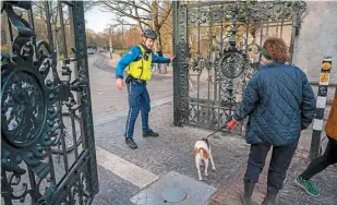  ??  ?? HOLANDA Parque mais importante de Amsterdã foi fechado após pessoas desrespeit­aram medidas contra a covid-19