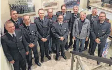  ?? FOTO: RM ?? Die Geehrten mit den Vertretern des Kreisfeuer­wehrverban­ds, (von links) Joachim Weber, Martin Engstler, Wolfgang Heyer, Niklas Ruf, Adolf Mattes, Ramon Käfer, Andreas Hauser, Ernst Heinemann, Hubert Narr, Bürgermeis­ter Gerhard Reichegger und Kommandant Manuel Schulz.