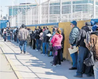  ?? SAÚL PONCE ?? En algunos de los sitios la fila daba la vuelta a la cuadra.