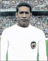  ??  ?? GOLEADOR. Waldo Machado, como jugador, a la izquierda. A la derecha, una foto de hace dos años.