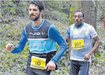  ?? FOTO: KLAUS EICHLER ?? 2016 war er Dritter, 2017 Zweiter: In diesem Jahr könnte Efrem Tadese (rechts) bei der Crosslaufs­erie Oberschwab­en den Dominator der vergangene­n zwei Jahre, Aimen Haboubi (links), schlagen.