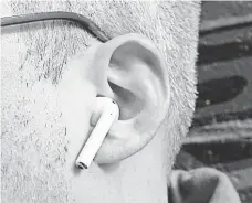  ?? MICHAEL DESJARDIN/REVIEWED.COM ?? Apple’s wireless AirPods can help with hearing in noisy places.