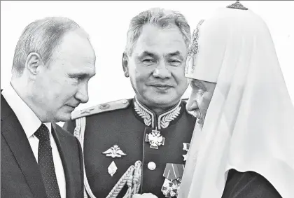  ??  ?? El presidente ruso, Vladimir Putin, visitó ayer, acompañado del ministro de Defensa, Serguei Shoigu (al centro), la iglesia, como parte de los festejos por el Día de la Armada que se celebró ayer en San Petersburg­o. Ahí saludaron al patriarca de la...