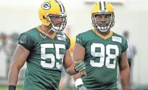  ?? JIM MATTHEWS / USA TODAY NETWORK-WISCONSIN ?? Linebacker­s Ahmad Brooks (left) and Chris Odom — both of whom joined the Packers this week — practice Wednesday inside the Don Hutson Center.