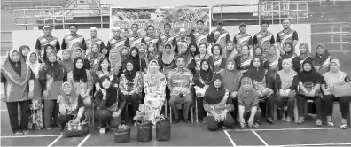  ??  ?? (Seated, from third left) Latipah, Hamidah and Awang Othman in a photo-call with course participan­ts.