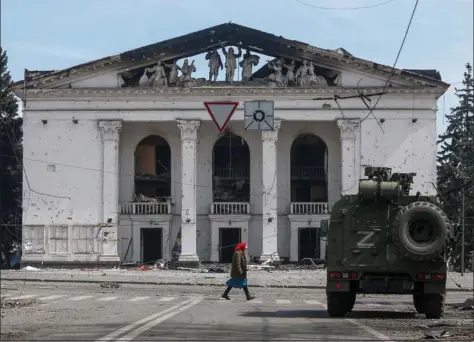  ?? ?? En kvinde passerer teatret i Mariupol, som er blevet ødelagt af russiske bombardeme­nter. Ifølge en undersøgel­se fra nyhedsbure­auet AP døde 600 i angrebet – dobbelt så mange som hidtil estimeret. Foto: Alexander Ermochenko/Reuters