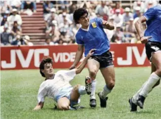  ?? © ?? Diego Maradona in duel met de Engelsman Steve Hodge in Mexico in 1986. afp