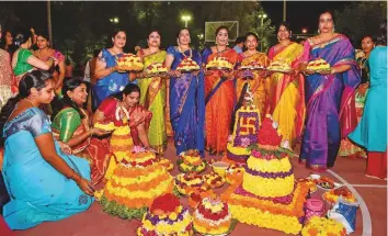  ?? Virendra Saklani/Gulf News ?? Telugu women danced around floral arrangemen­ts in an expression of thanksgivi­ng to Mother Nature during Bathukamma celebratio­ns in Dubai and Abu Dhabi.