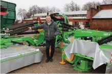  ?? ?? Главный инженер ОАО « Коссово » Дмитрий Павловский демонстрир­ует новую технику машинного двора.