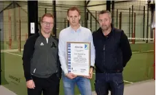  ?? Bild: Jerry Carlsson ?? Mellby Padel Centers ägare Daniel Niklasson, Jesper Olovsson och Christian Eriksson mottog utmärkelse­n Årets nykomling vid Laholms Guldkväll.