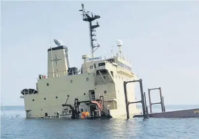  ?? Yemeni Al-joumhou
iy  TV / EFE ?? El mercante Rubymar, cuyo hundimient­o pudo causar el corte de los cables submarinos