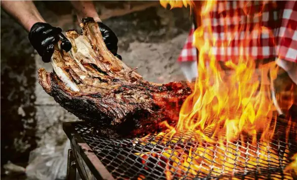  ?? Tricia Vieira/Divulgação ?? Carne assando na última edição do evento Churrascad­a, em São Paulo