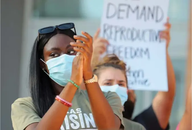  ?? Joel Martinez, The Monitor/AP/NTB ?? Onsdag samlet noen titalls demonstran­ter seg foran rådhuset i Texas-byen Edinburg. De protestert­e mot en ny lov som forbyr de fleste aborter.