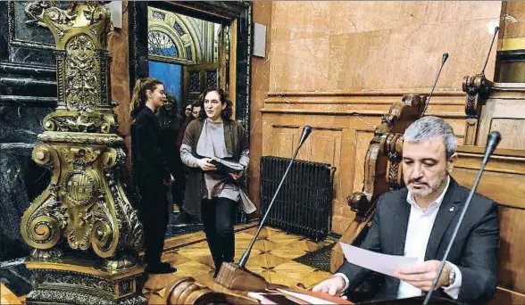  ?? ÀLEX GARCIA ?? Las sonrisas cómplices entre la alcaldesa Ada Colau y el socialista Jaume Collboni ya forman parte del pasado