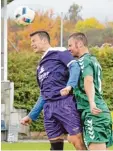  ?? Foto: Karin Tautz ?? Auch wenn sich Westendorf­s Daniel Son ner (rechts) und Langweids Spielertra­i ner Andreas Thoma noch so streckten, das Kellerderb­y in der Kreisklass­e Augs burg Nordwest endete torlos.