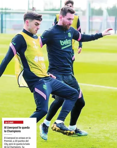  ?? FCBARCELON­A ?? Messi y Pedri pelean por un balón en el último entrenamie­nto antes del PSG