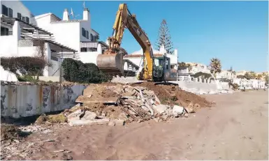  ?? Foto: Lena Kuder ?? Zwischen der Urbanisati­on Riviera del Sol und der Playa de la Luna wird gebaut.