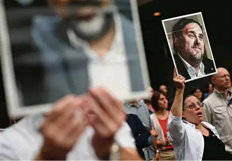  ?? (PAU BARRENA/AFP) ?? Une manifestan­te brandit une photo de l’ancien vice-président de la Catalogne Oriol Junqueras, condamné à 13 ans de prison.