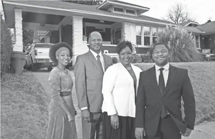  ?? JOE RONDONE/THE COMMERCIAL APPEAL ?? The Faulkner family, from left, daughter Sequoia, 20, parents Daniel, Cynthia and son Christian, 17, is pictured in front of their home on Jan. 14.