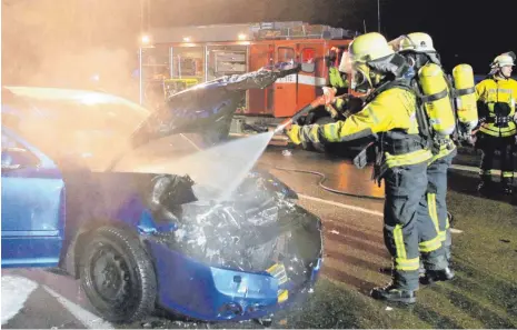  ?? FOTOS: REINER ROITHER ?? Die Feuerwehre­n Wasserburg und Hege löschen das Auto des 30-Jährigen.