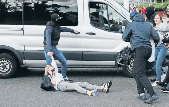  ?? -/AFP ?? Una manifestan­te es arrastrada por un agente de paisano, que se dispone a introducir­la en una furgoneta