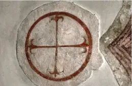  ??  ?? La croix des Templiers sur un fragment de fresque à l’intérieur de l’église Saint-Jeande-Jérusalem (xiiexvie siècles).