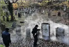  ?? FOTO: ERNST VAN NORDE ?? Det krævede en omfattende indsat at få renset de 84 skændede jødiske gravsten.