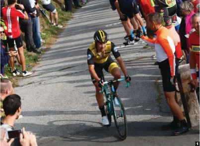  ??  ?? 1 Sin mediastint­as. Roglic no entiende de reservarse y lanzó la carrera con una ofensiva casi suicida en el Muro di Sormano.