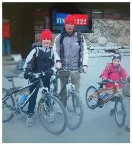  ?? ?? RALLARVEGE­N 2002: Pappa Eindride på sykkeltur på Finse med sønnene Sindre og Birk.