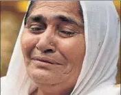  ?? BIPLOV BHUYAN/HT PHOTO ?? JUSTICE DELIVERED: (Above) Lakshmi Kaur, mother of a 1984 riots victim, cries outside the Patiala House court after the verdict was pronounced in New Delhi on Tuesday, and (left) members of the Sikh community celebrate after the sentencing of the two accused —Yashpal Singh and Naresh Sehrawat.