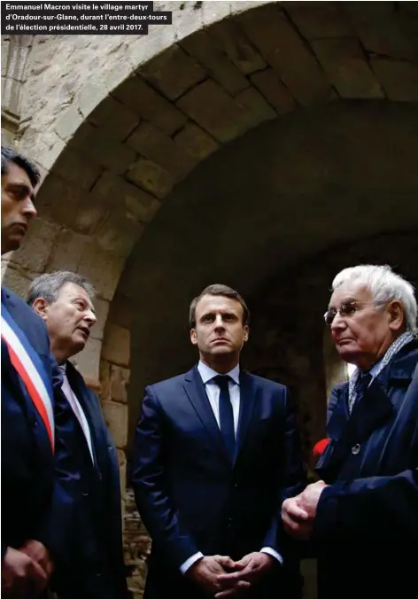  ??  ?? Emmanuel Macron visite le village martyr d'oradour-sur-glane, durant l'entre-deux-tours de l'élection présidenti­elle, 28 avril 2017.