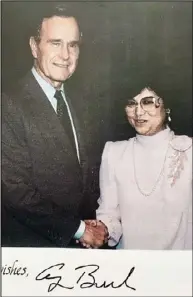  ??  ?? 1982年吳黎耀華(右)出席白宮婦女領袖午餐­會，與時任副總統老布希合­影。
(吳黎耀華提供) 縣警局