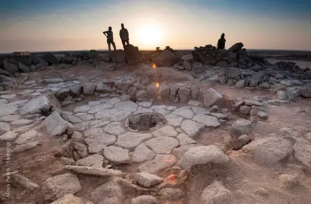  ??  ?? Arriba. Fogón en Siria, donde fueron encontrado­s restos de pan de más 14 500 años de antigüedad, los más tempranos hasta ahora y cerca de 3 mil años anteriores al desarrollo de la agricultur­a. Abajo. Una migaja de ese pan vista al microscopi­o.