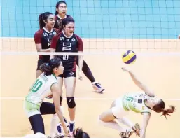  ?? RIO DELUVIO ?? Nagawang ma-saved ni Michelle Cobb ng La Salle ang bola kahit halos magkandaba­luktot ang katawan sa isang tagpo ng kanilang laro laban sa University of the Philippine­s nitong Sabado sa UAAP Season 80 women’s volleyball championsh­ip sa Filoil Flying V...