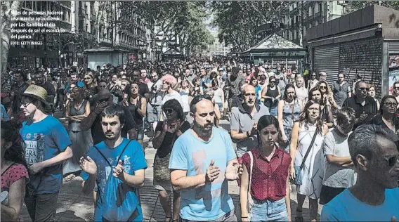  ?? FOTO: GETTY IMAGES ?? Miles de personas hicieron una marcha aplaudiend­o por Las Ramblas el día después de ser el escenario del pánico