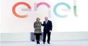  ??  ?? Enel. I vertici del gruppo alla presentazi­one del nuovo logo a Madrid