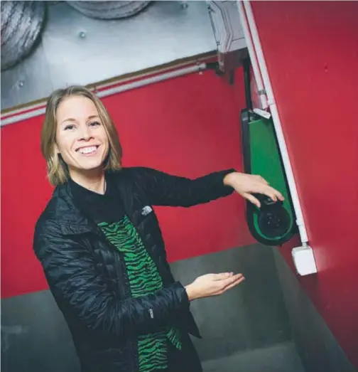  ?? FOTO: LINDA GREN ?? ELBILSVÄNL­IGT. Clara Lidberg med en av laddboxarn­a i garaget på Kungsholme­n.