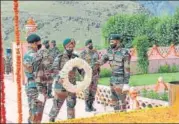  ?? HT PHOTO ?? Lieutenant General Harinder Singh lays a wreath at Kargil War Memorial in Dras on Sunday.