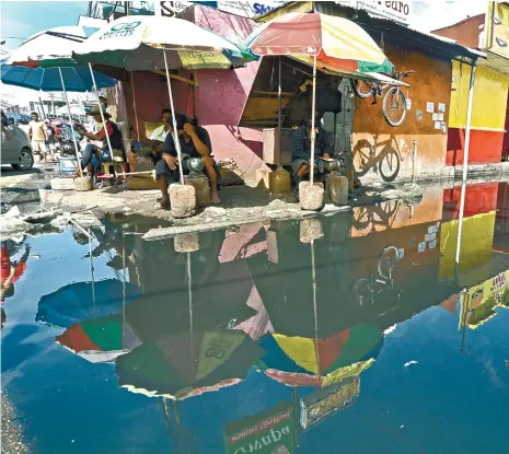  ?? (SUN.STAR FILE) ?? DIVIDED. Vendors at the Tabunok Public Market are divided on Talisay City’s plan to build a new one. Some agree but don’t want the City to take out a P350-million loan, while others prefer fixing the old facility.