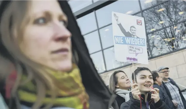  ??  ?? 0 Protestors outside Thuringia’s State parliament building with a banner featuring far-right AFD party politician Bjoern Hoecke and reading ‘Never again’