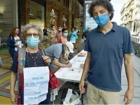  ??  ?? Genova
Marco Cappato, 50 anni, a un banchetto per la raccolta firme per il referendum sull’eutanasia